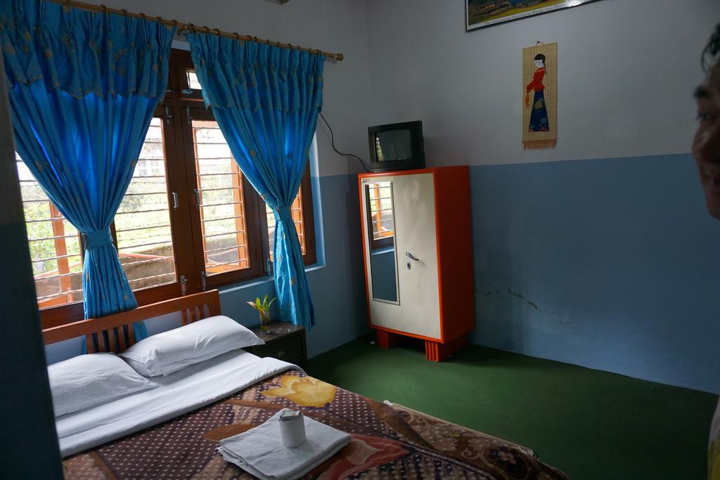 Galaxy Inn Guest House Pokhara Extérieur photo